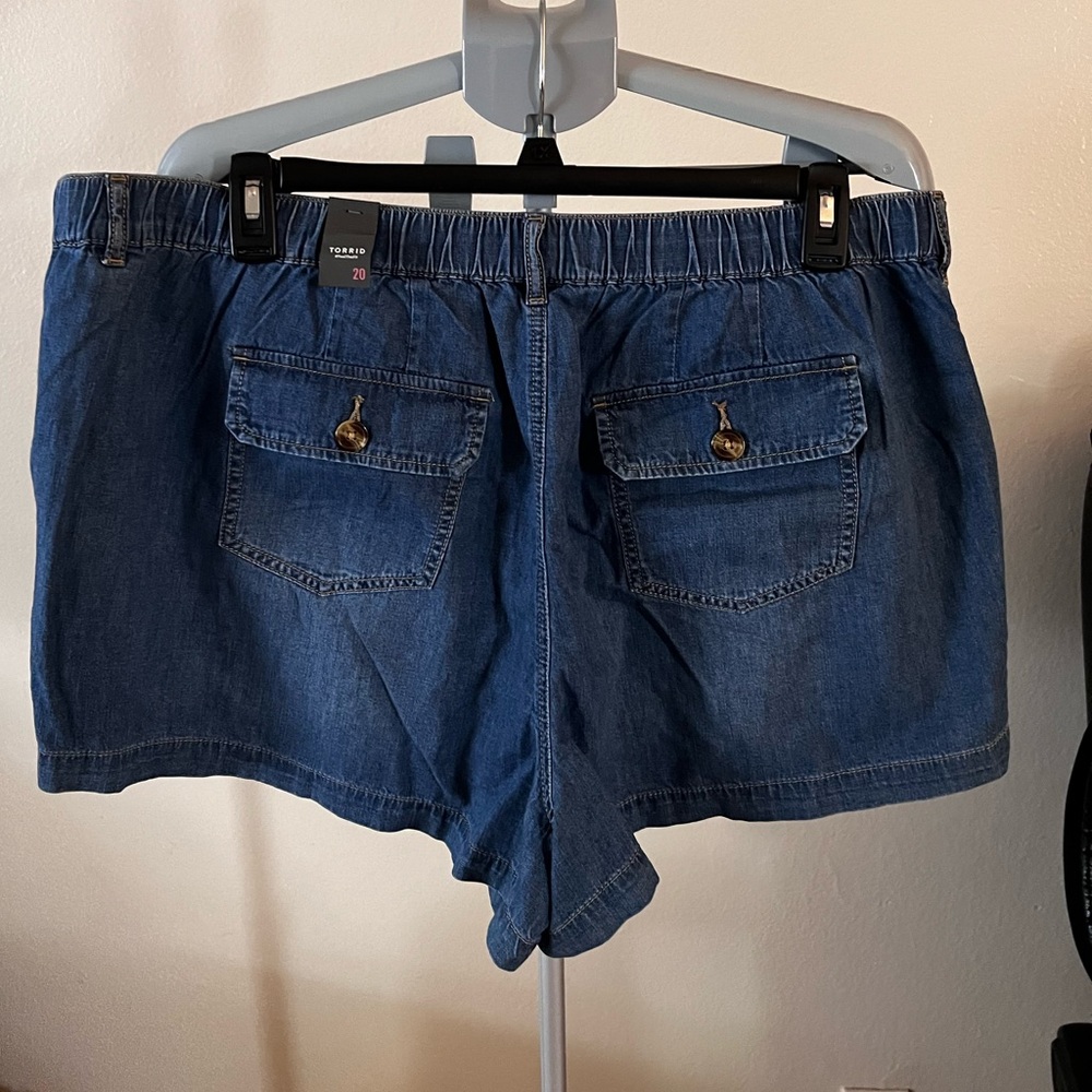 Torrid Medium Wash Jean Shorts Relaxed Fit - Picture 2 of 4